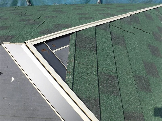 棟のベースにあわせて屋根材を取り付け